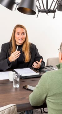 Twee mensen in gesprek aan tafel