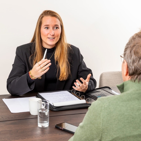 Twee mensen in gesprek aan tafel