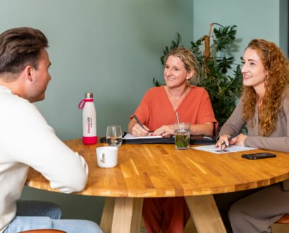 HR professionals in gesprek met elkaar