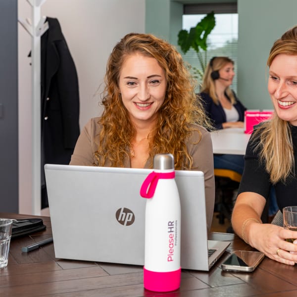 2 hr-professionals zitten achter de computer