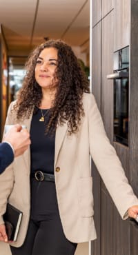 Please HR Professional in gesprek bij het koffiezetapparaat